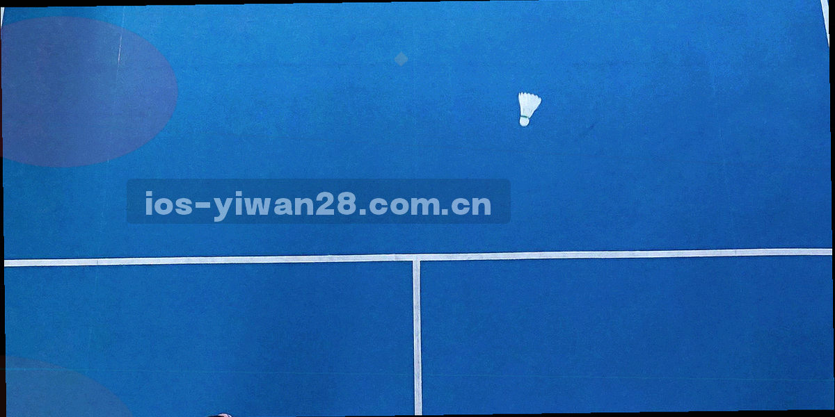 低饱和城市界面剪影，路线标签叠在楼体轮廓之上，整体冷静精确